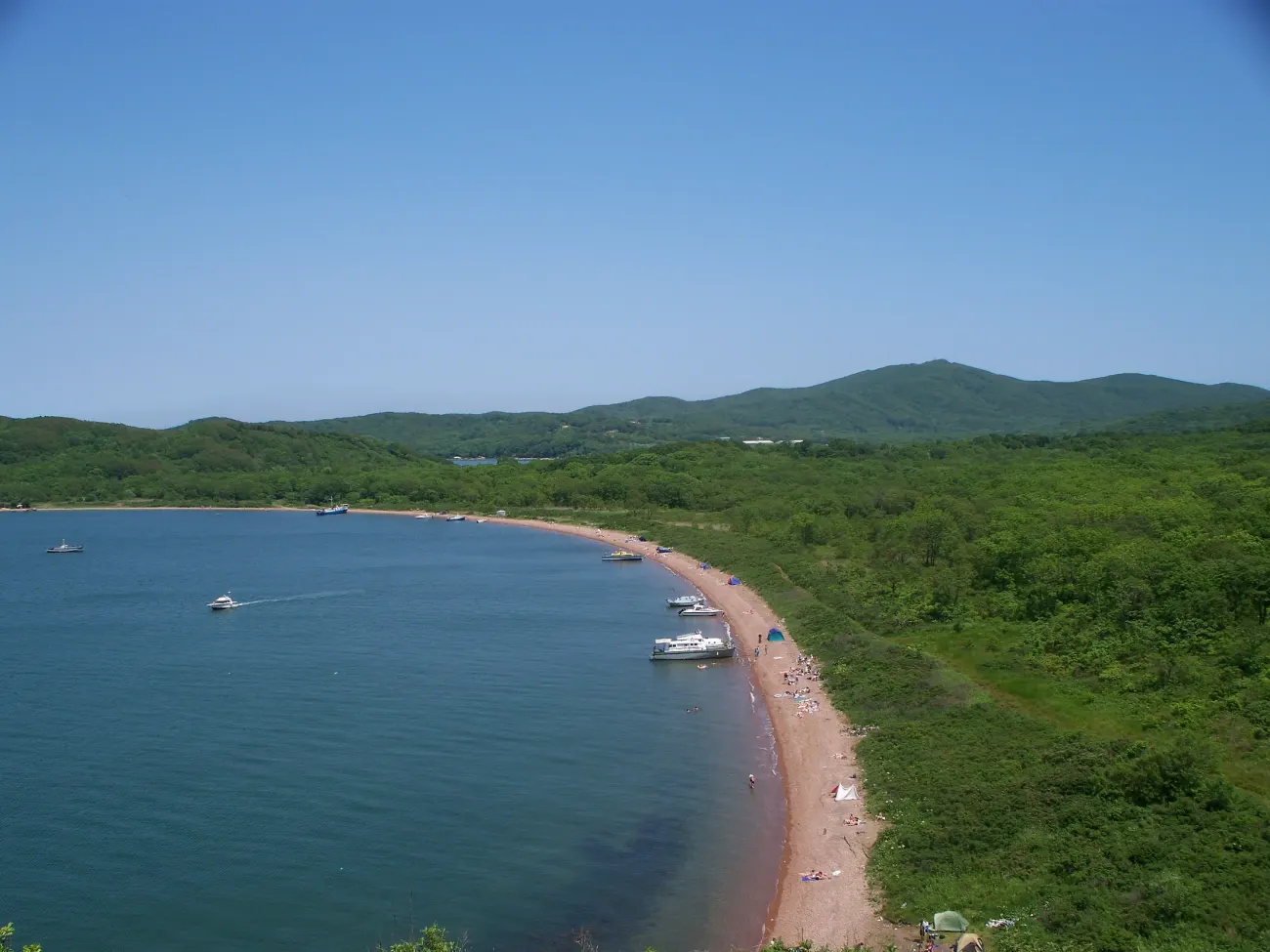Бухта Филипповского: море, пляж и зелёное побережье острова Русский